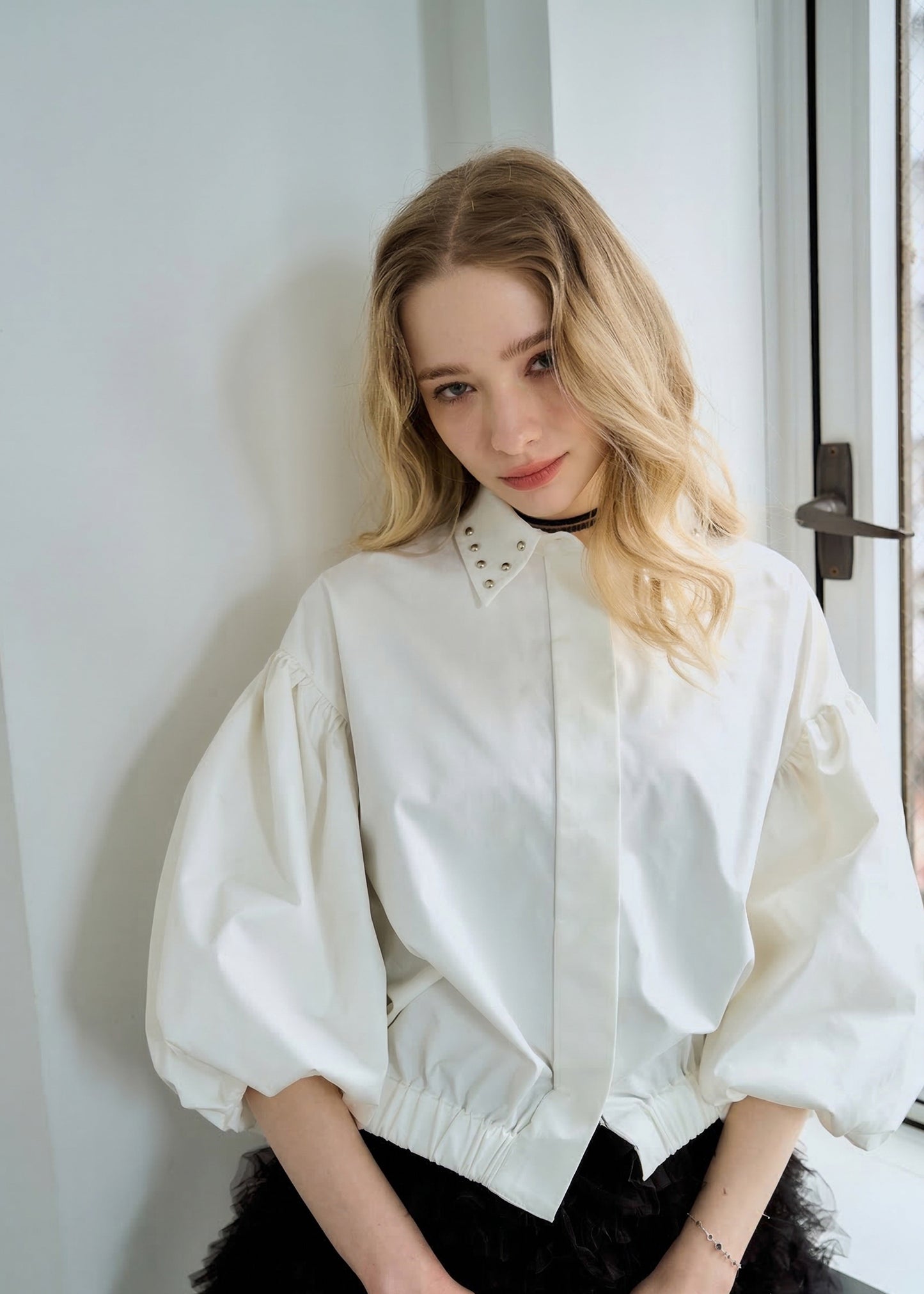 スタッズカラー・バルーンスリーブクロップドシャツ