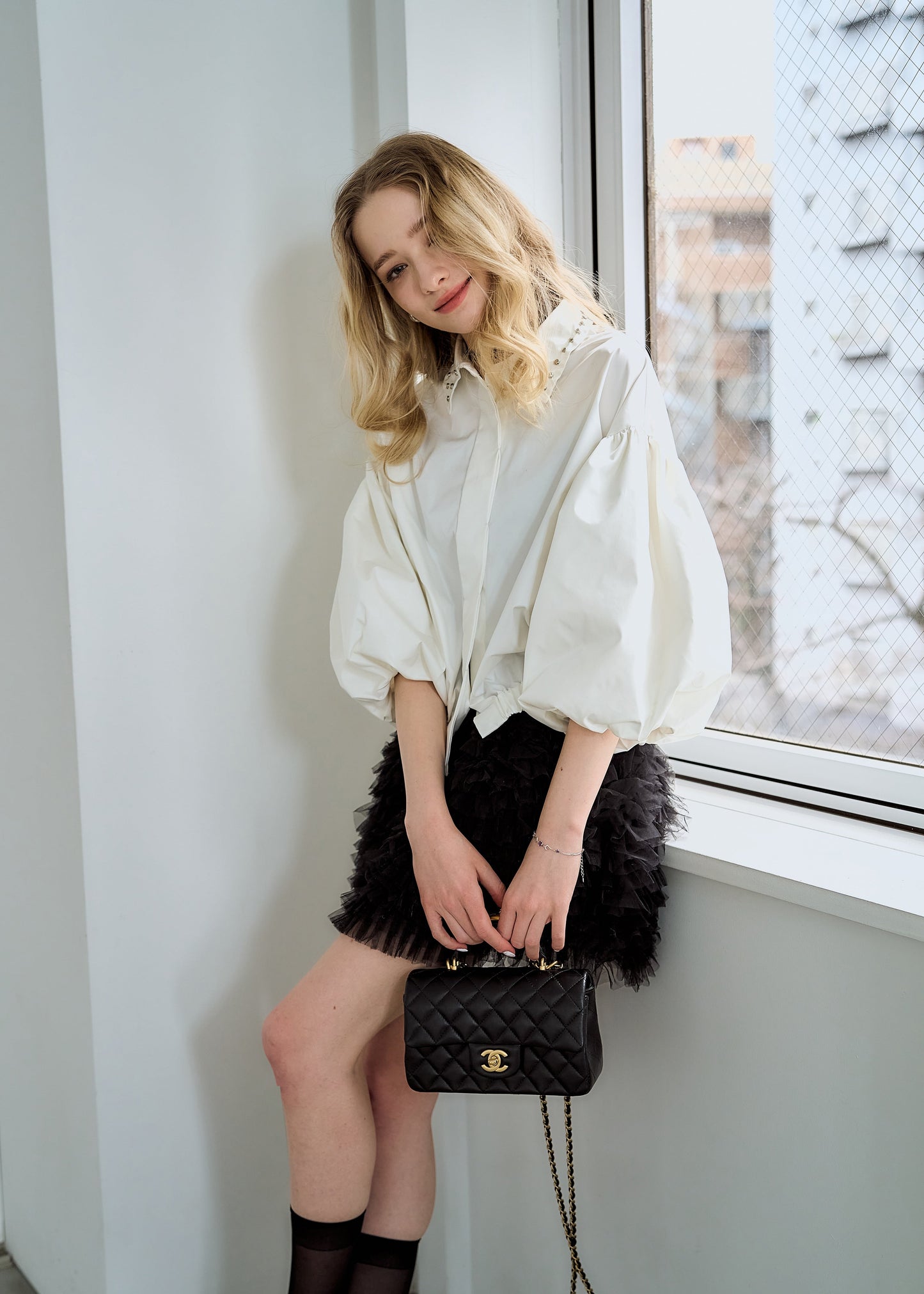 スタッズカラー・バルーンスリーブクロップドシャツ