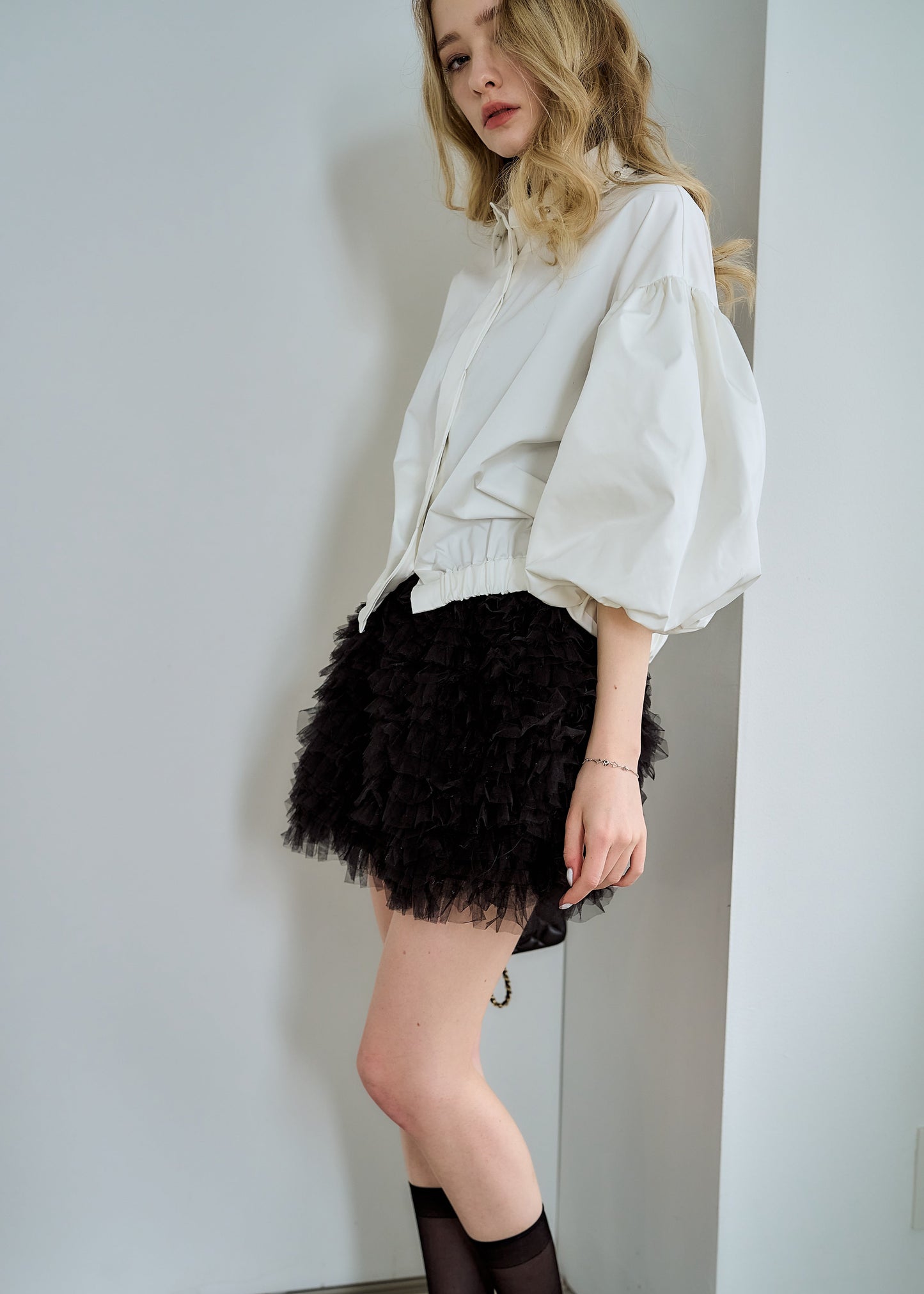 スタッズカラー・バルーンスリーブクロップドシャツ