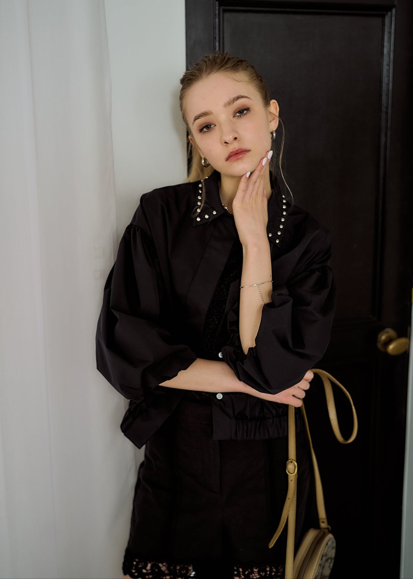 スタッズカラー・バルーンスリーブクロップドシャツ