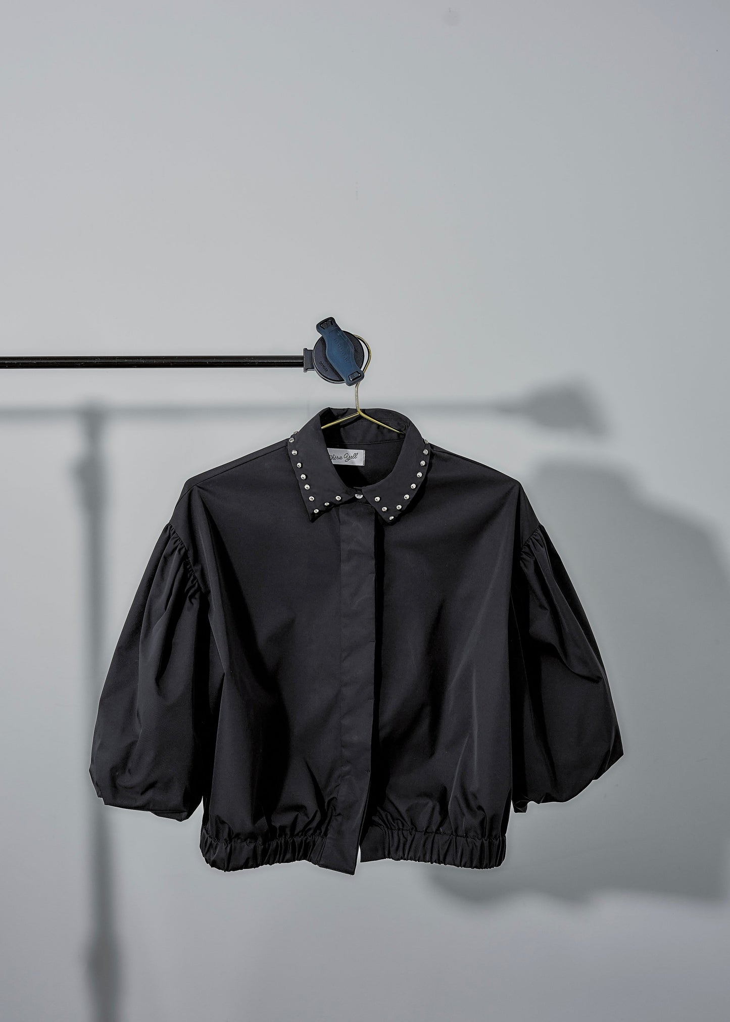 スタッズカラー・バルーンスリーブクロップドシャツ