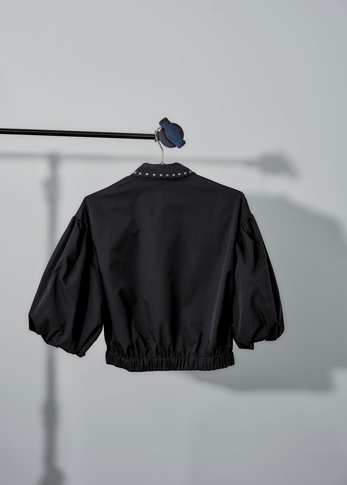 スタッズカラー・バルーンスリーブクロップドシャツ